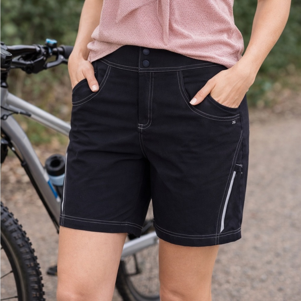 EXCELLENT CONDITION UNISEX TRAYL 7”  TRAIL SHORTS SIZE SMALL